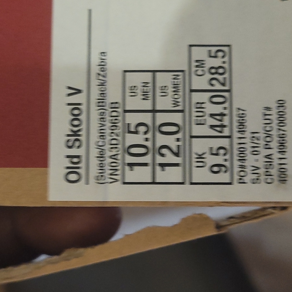 New Vans Classic Old Skool V size 10.5mn equals 12 wm and 8mn equals 9.5 mn - Picture 9 of 9